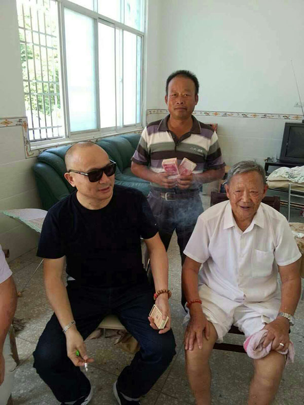 图为捐款给天门市张港镇蒲潭村两万元.